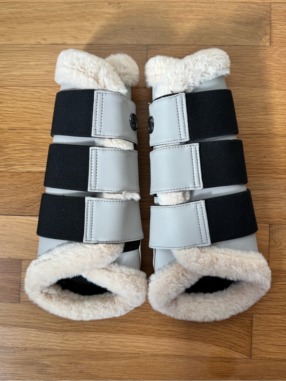 NWOT Fleece Lined Mesh Brushing boots
